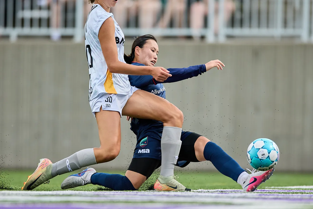 Photo Gallery: Aurora vs River Light